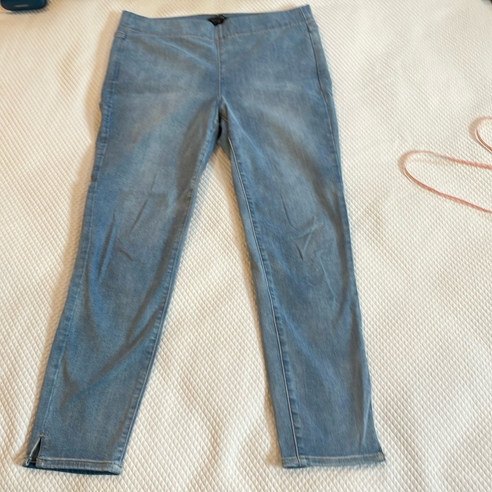 NYDJ sculpt-her jegggings. Ankle length. Light color. Size M.